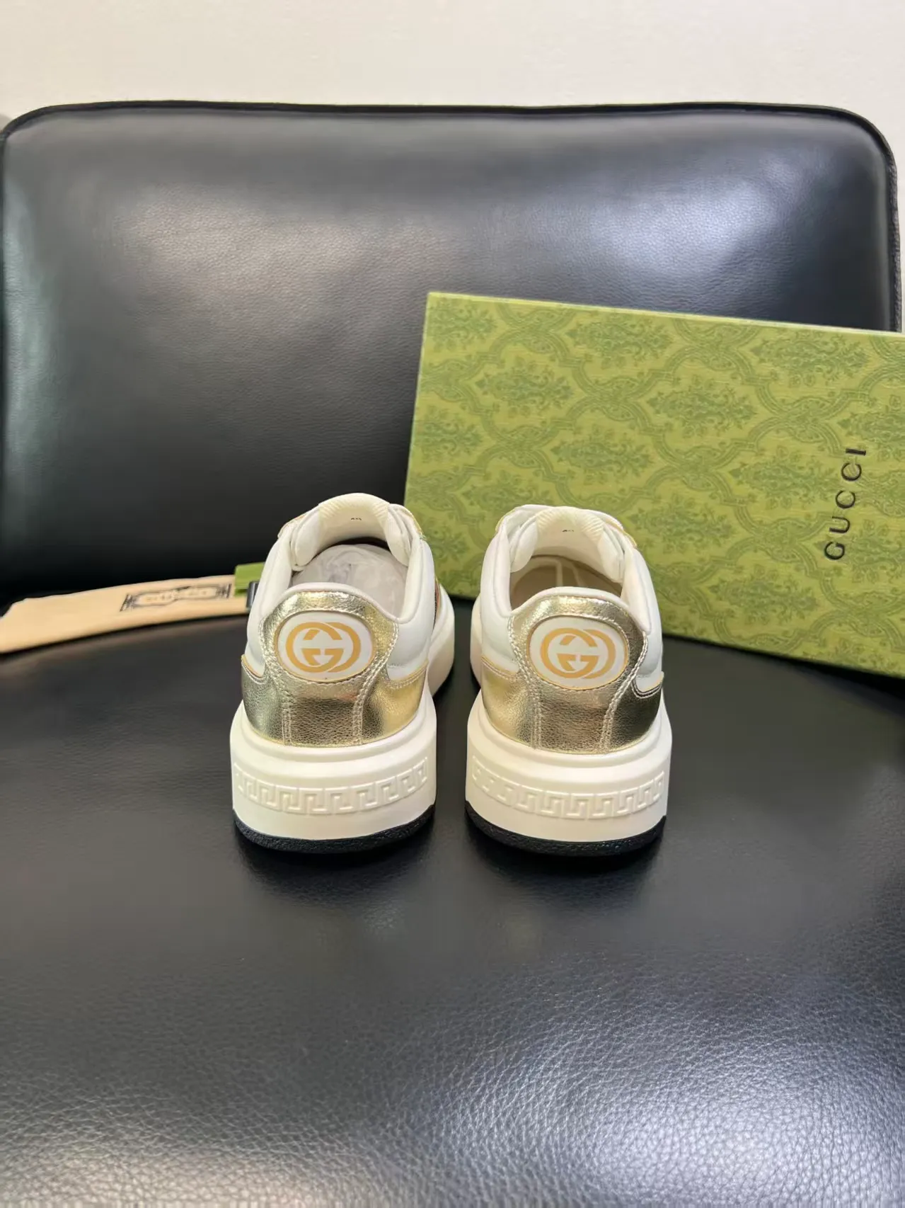 Factory price: 460💰. Gucci's new men's shoes GUCCI [Lightning] latest shoes are shipped. Original quality, fashionable, special materials, sheepskin lining, new packaging. The foot feels super comfortable and the workmanship is impeccable. Size: 38-44, customized 45